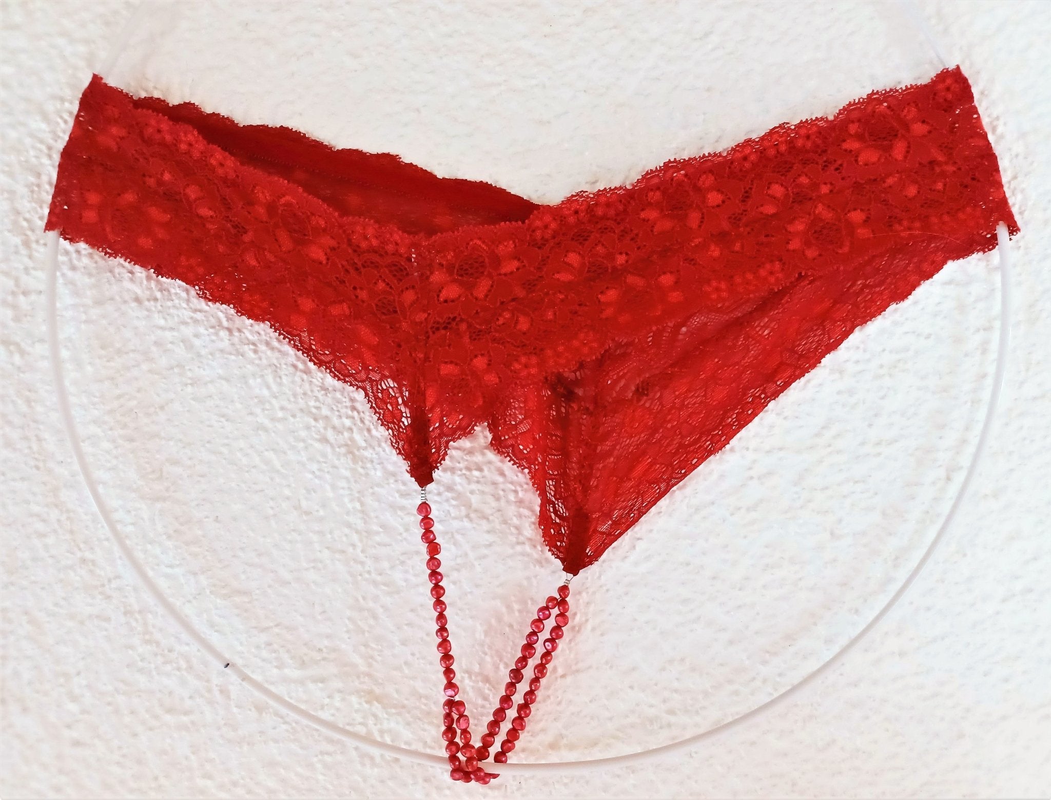 handgefertigter-perlenstring-aus-roter-spitze-eleganz-pur
