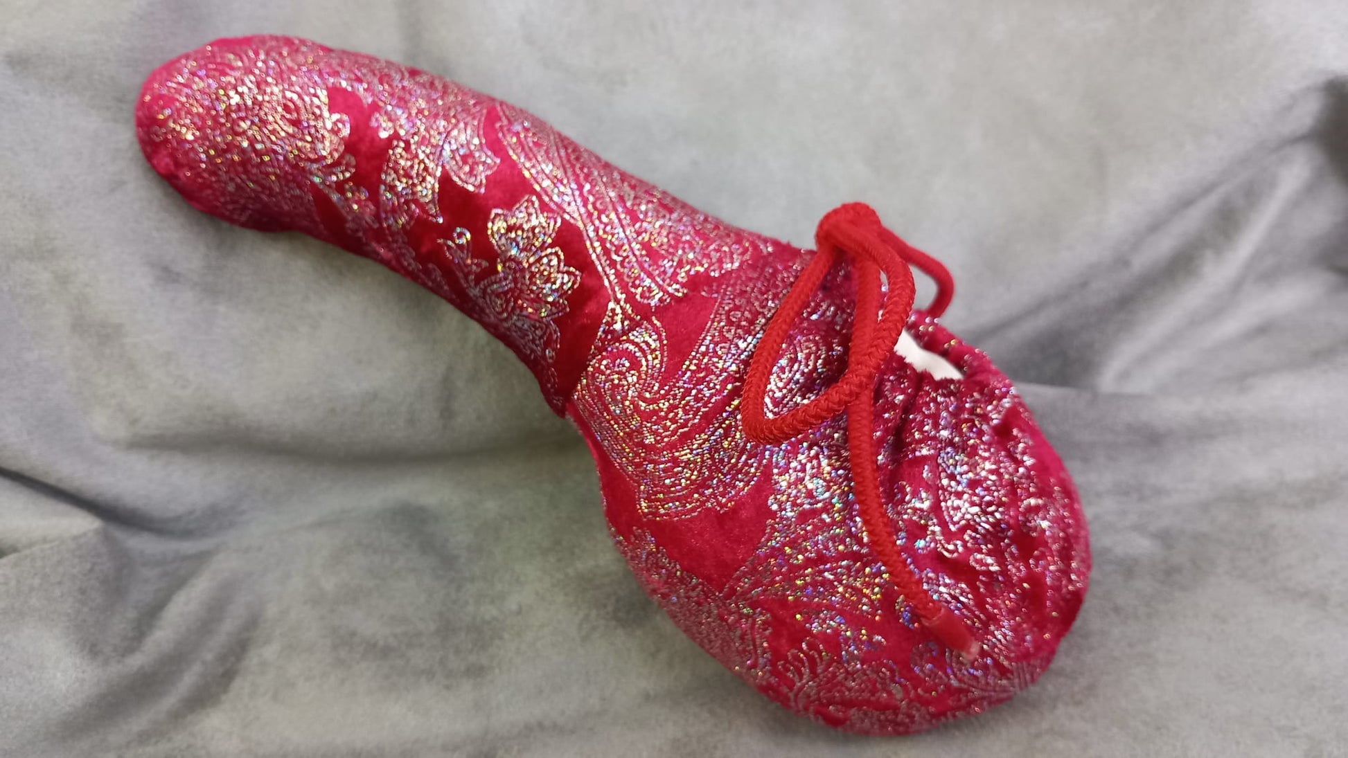Penissocke Lümmeltüte Juwelensäckchen roter Samt mit silber Hologramm Paisley Ornmente Onesleeve Willy - Pyjama - SEXSENSE
