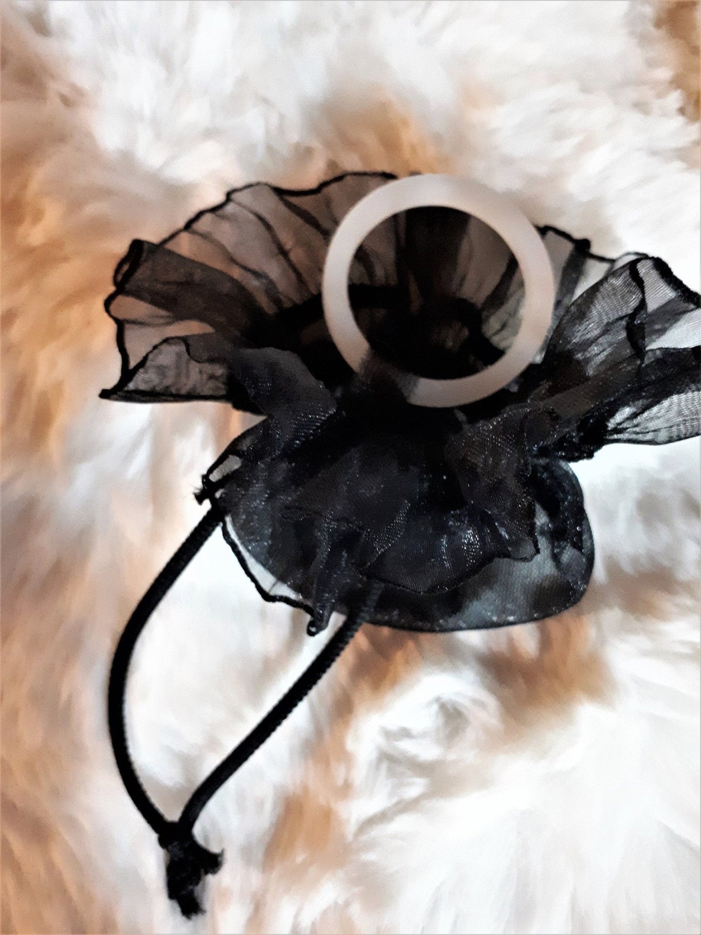 Hodensack Halter Juwelenbeutel Femboy Hodenbeutel schwarz Mesh mit Rüsche und Cockring Silikon - SEXSENSE