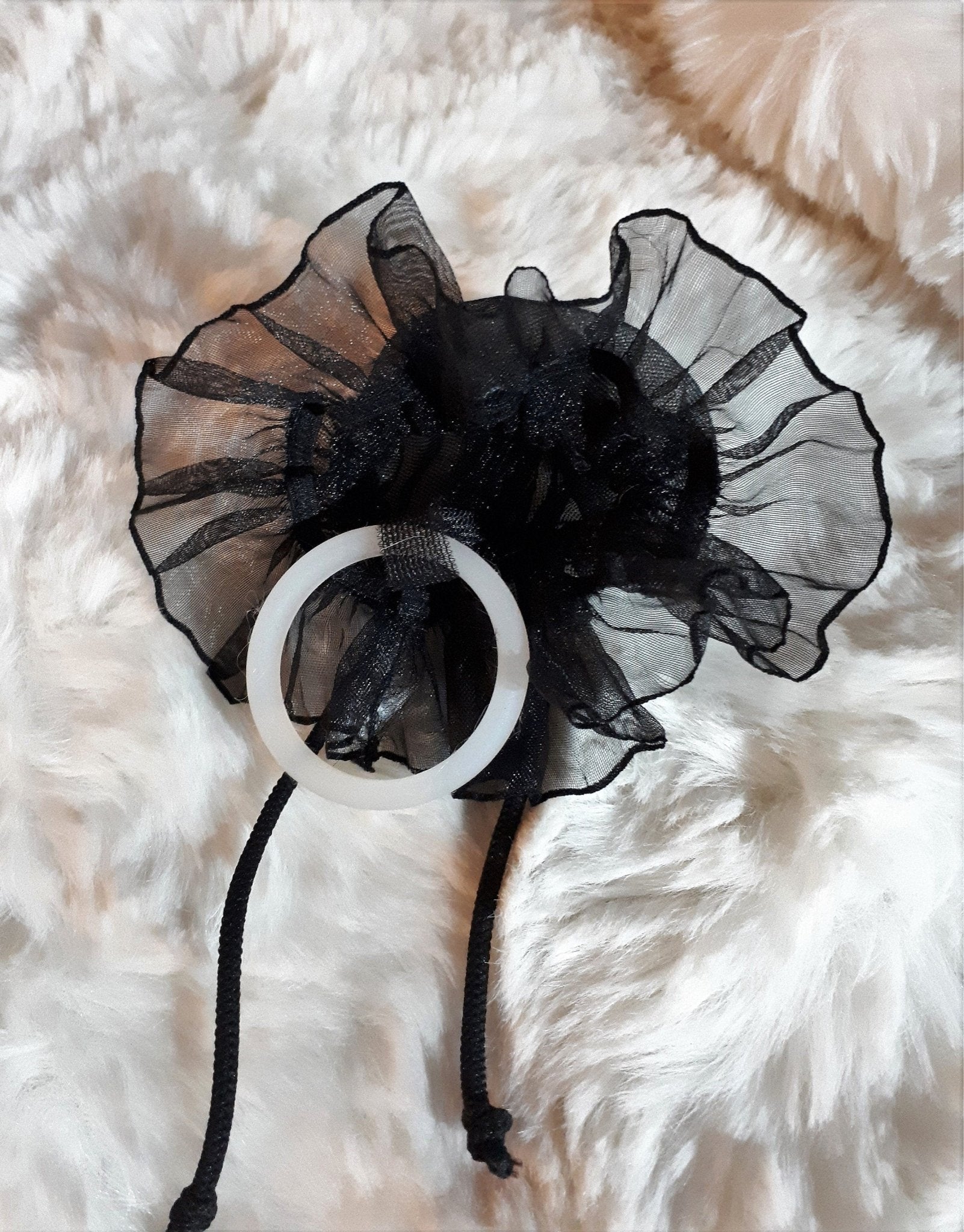 Hodensack Halter Juwelenbeutel Femboy Hodenbeutel schwarz Mesh mit Rüsche und Cockring Silikon - SEXSENSE