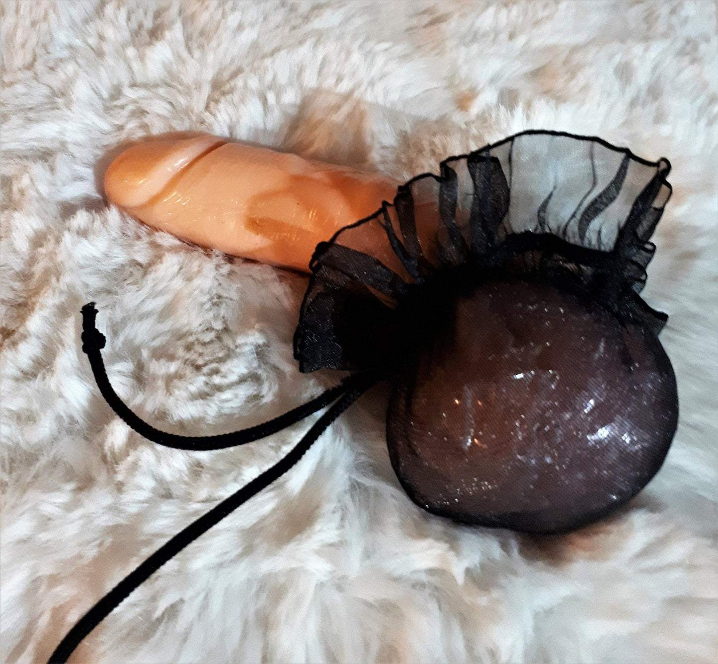Hodensack Halter Juwelenbeutel Femboy Hodenbeutel schwarz Mesh mit Rüsche und Cockring Silikon - SEXSENSE